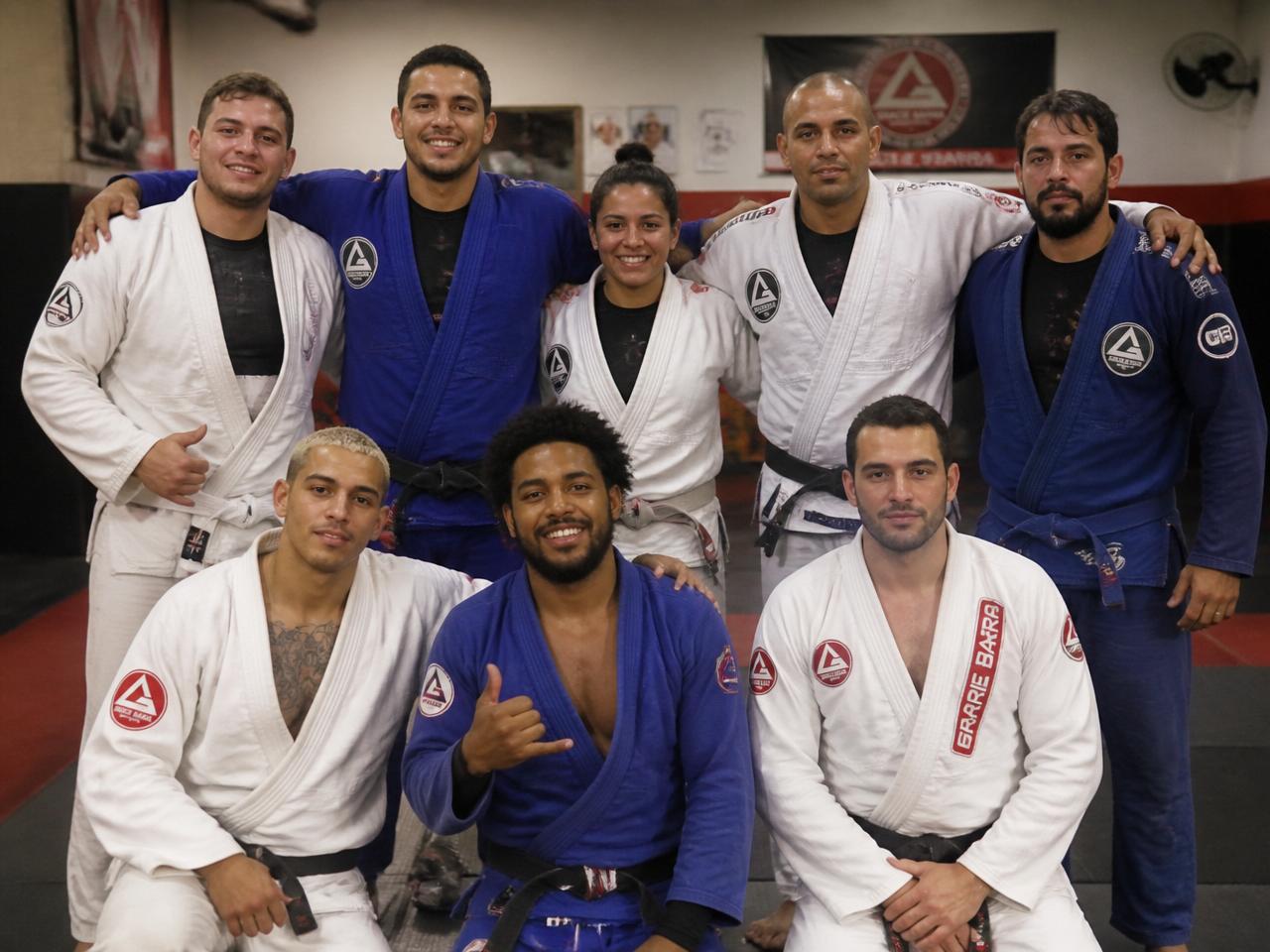 Foto ilustrativa de uma turma de jiu-jitsu após o treino
